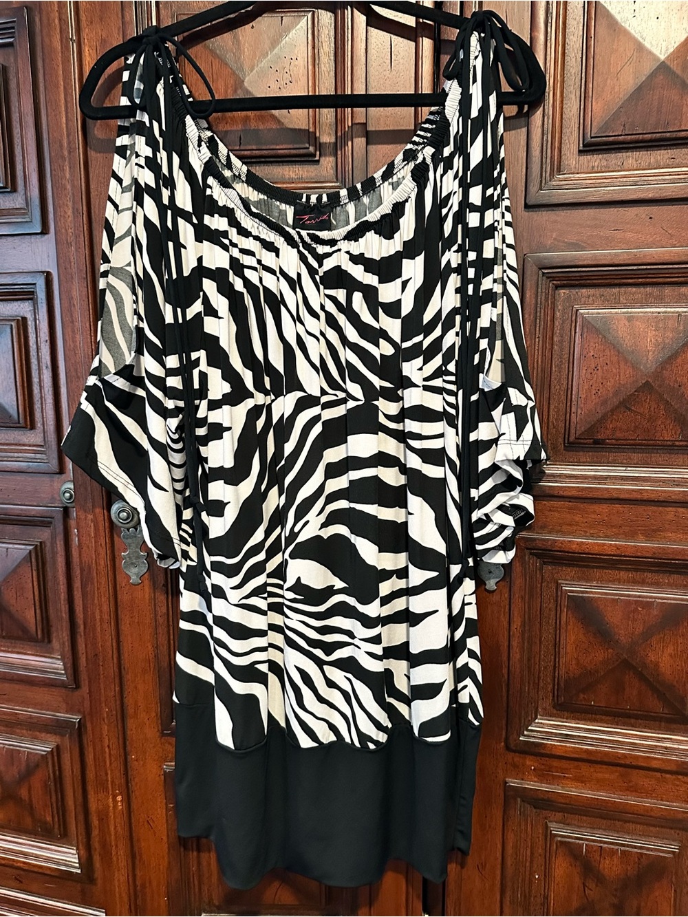4 torrid 26 28 Black and White Zebra Print Cold-Shoulder Tunic